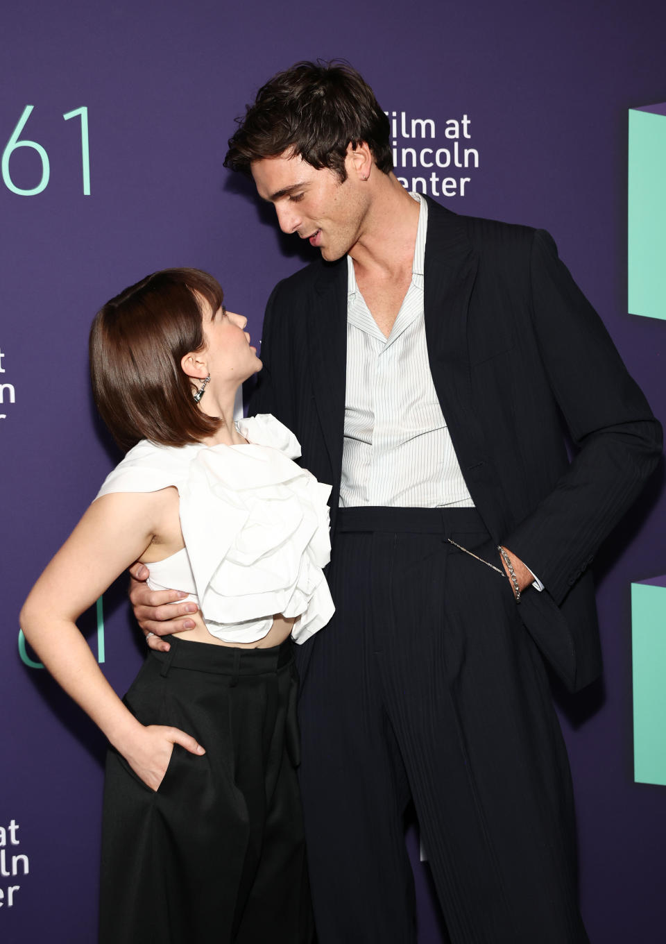 Jacob et Cailee habillés en blanc et noir sur le tapis rouge