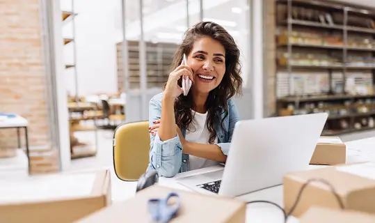 hablando por teléfono trabajo