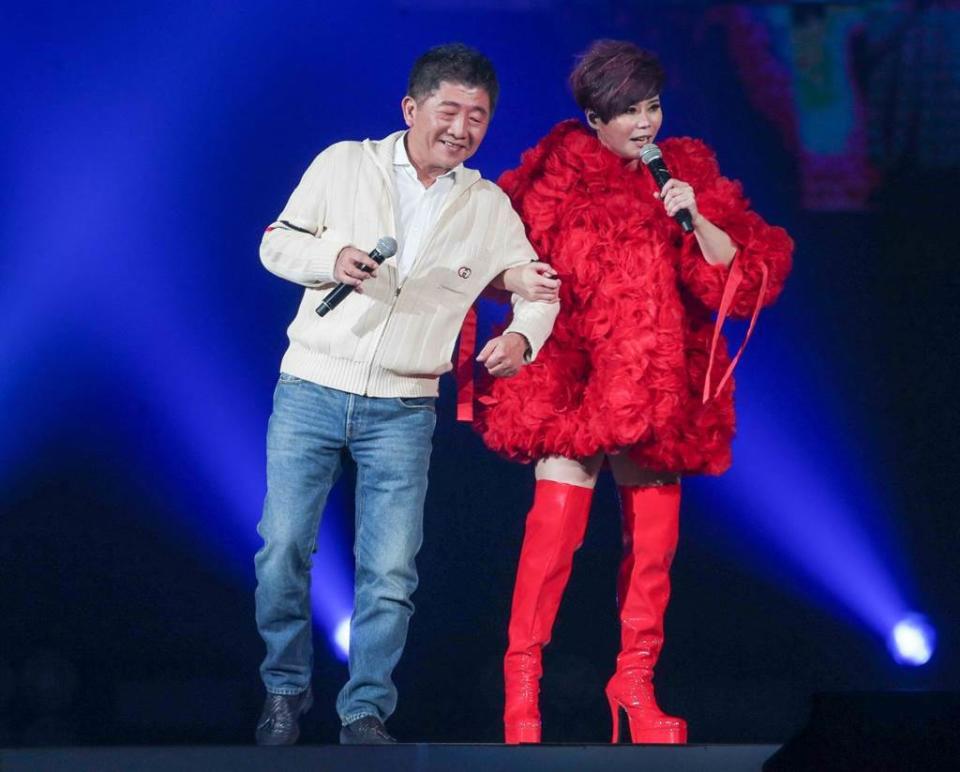 詹雅雯(右)去年在台北小巨蛋開唱，曾邀陳時中(左)擔任驚喜嘉賓。（中時資料照／粘耿豪攝）