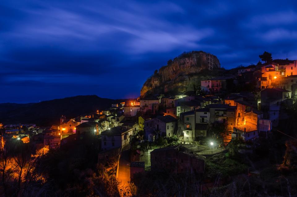 <p>No es la zona más conocida de Italia, pero Airbnb recomienda visitar Calabria en 2019. Situada al sur del país, entre el Estrecho de Messina y los mares Tirreno y Jónico, la región destaca por sus costas y sus montañas. Además, es un lugar rico en arte, cultura, tradiciones e historia. (Foto: <a rel="nofollow noopener" href="http://pixabay.com/es/calabria-pietrapaola-noche-ciudad-1665741/" target="_blank" data-ylk="slk:Pixabay;elm:context_link;itc:0;sec:content-canvas" class="link ">Pixabay</a> / jhonny_best). </p>