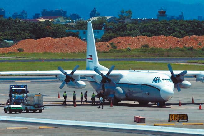 隸屬美國政府合約商的一架C-130H-30運輸機，19日中午12時14分降落桃園機場，主要載運新任處長孫曉雅公務和私人用品來台。（陳麒全攝）