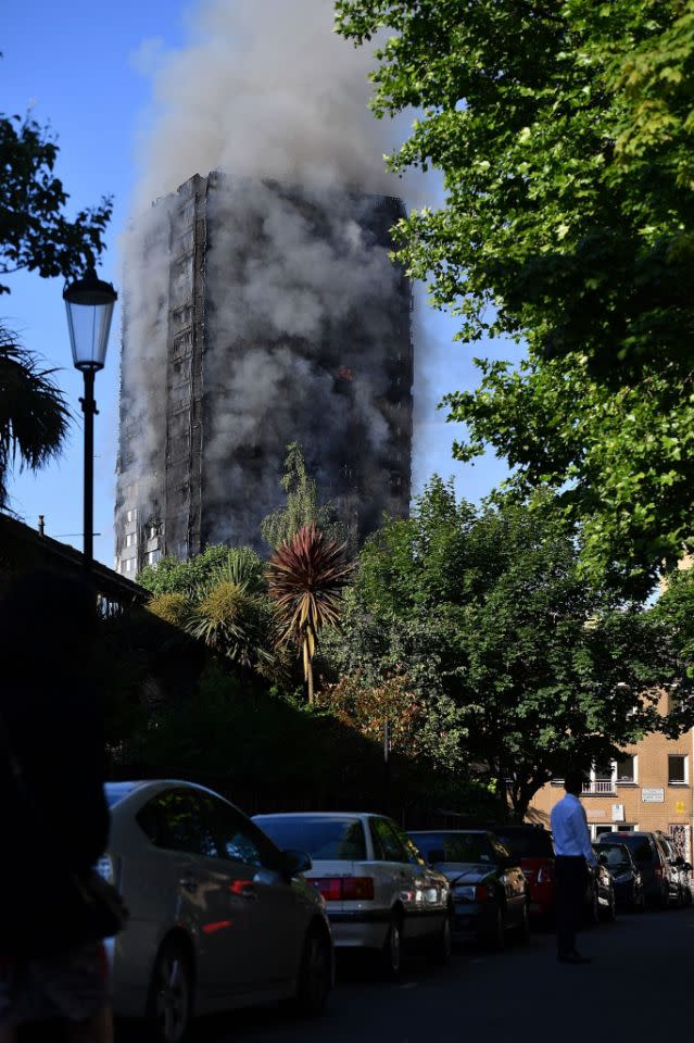 英國倫敦1棟24層的公寓大樓6月14日發生大火，熊熊烈燄幾乎吞噬整棟樓一側的畫面，令人怵目驚心。（中央社/共同社提供）