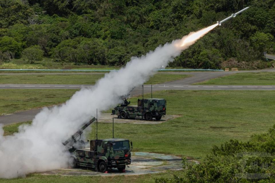 陸射劍二防空飛彈實彈射擊。   圖：軍聞社提供