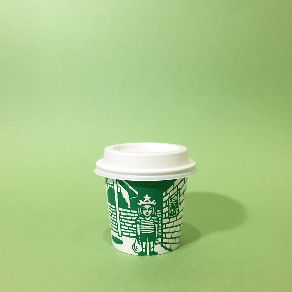 <p>Der Künstler Soo Min Kim hat die berühmte Meerjungfrau des Starbucks-Logos entführt und in witzigen und teilweise skurrilen (Alltags)Situationen wieder ausgesetzt. </p>