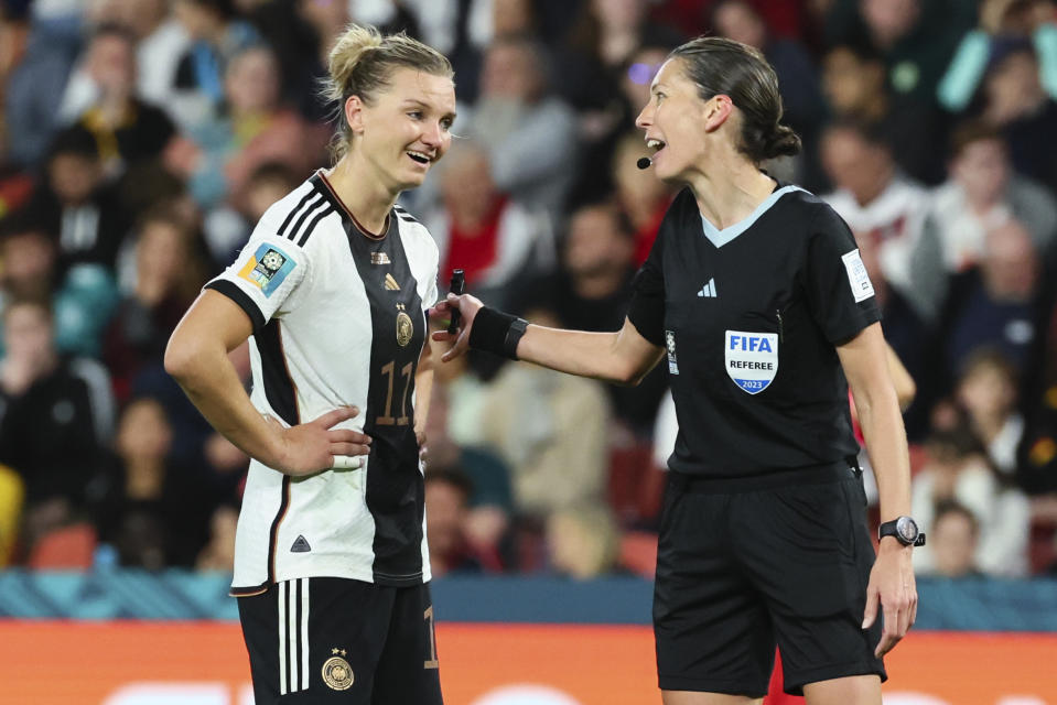 La futbolista alemana Alexandra Popp habla con la árbitro Anna-Marie Keighley durante un partido del Grupo H del Mundial contra Corea del Sur, en Brisbane, Australia, el 3 de agosto de 2023. (AP Foto/Tertius Pickard)