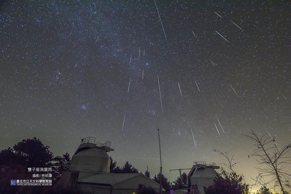 雙子座流星雨劃越天際的美景，拍攝於鹿林天文台。圖片來源：台北市立天文科學教育館