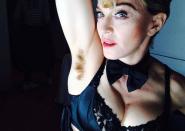 <p>Celle qui s’apprête à sortir son 14e album Madame X n’a jamais été avare en looks provocants. En 2014, elle poste sur son compte Instagram une photo d’elle en lingerie et le bras relevé. Le très sérieux quotidien britannique The Independent titre alors : “Nous devons célébrer le selfie de Madonna avec ses aisselles poilues”. </p>