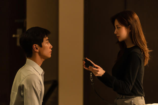 Seohyun and Lee Jun-young in Love And Leashes. (Photo: Netflix)