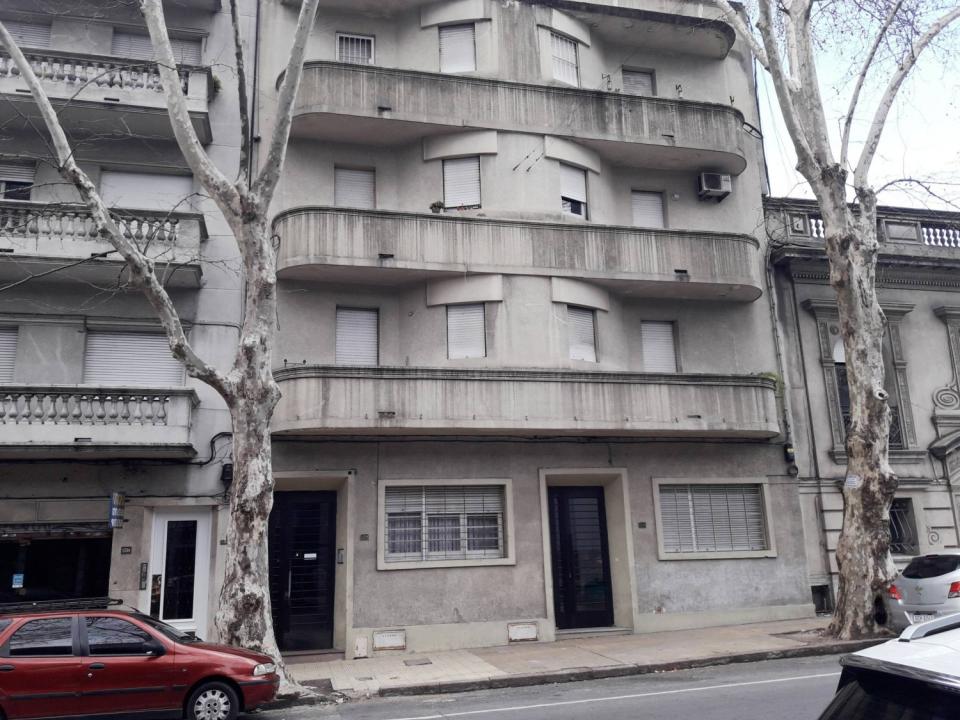 En pleno centro por 95.000 dólares se encuentra este apartamento construido en 1944 con dos dormitorios y 49 metros cuadrados totales. Foto: ACSA Inmobiliaria Uruguay. 