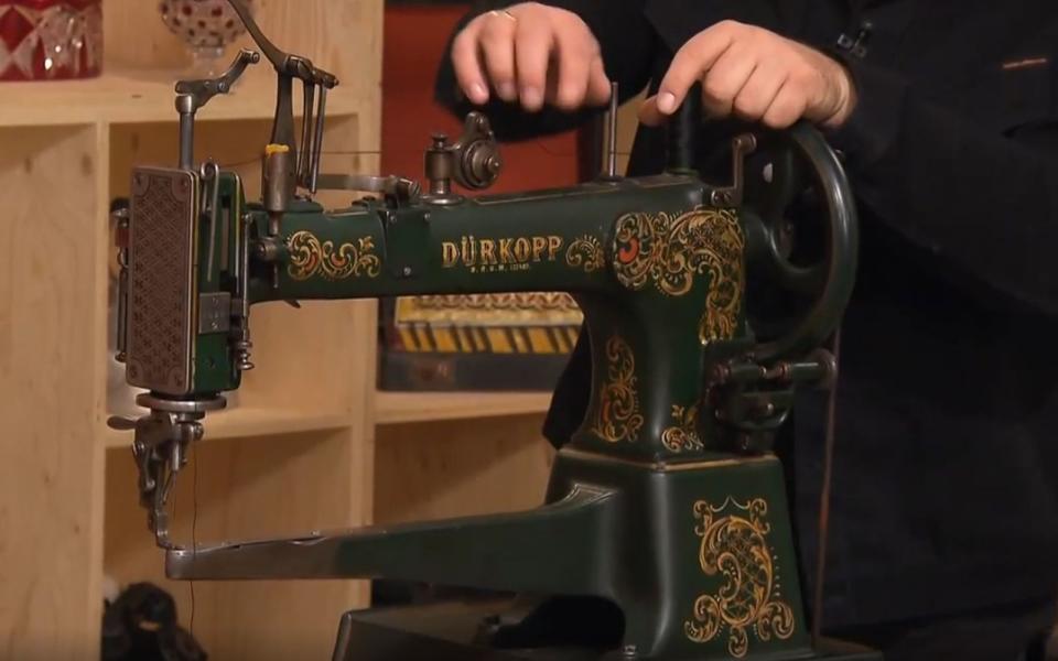 Sogar 460 Euro zahlten sie für eine wunderschöne Leder-Nähmaschine von Dürkopp & Schmidt von etwa 1900, obwohl Nähmaschinen eigentlich völlig out sind.