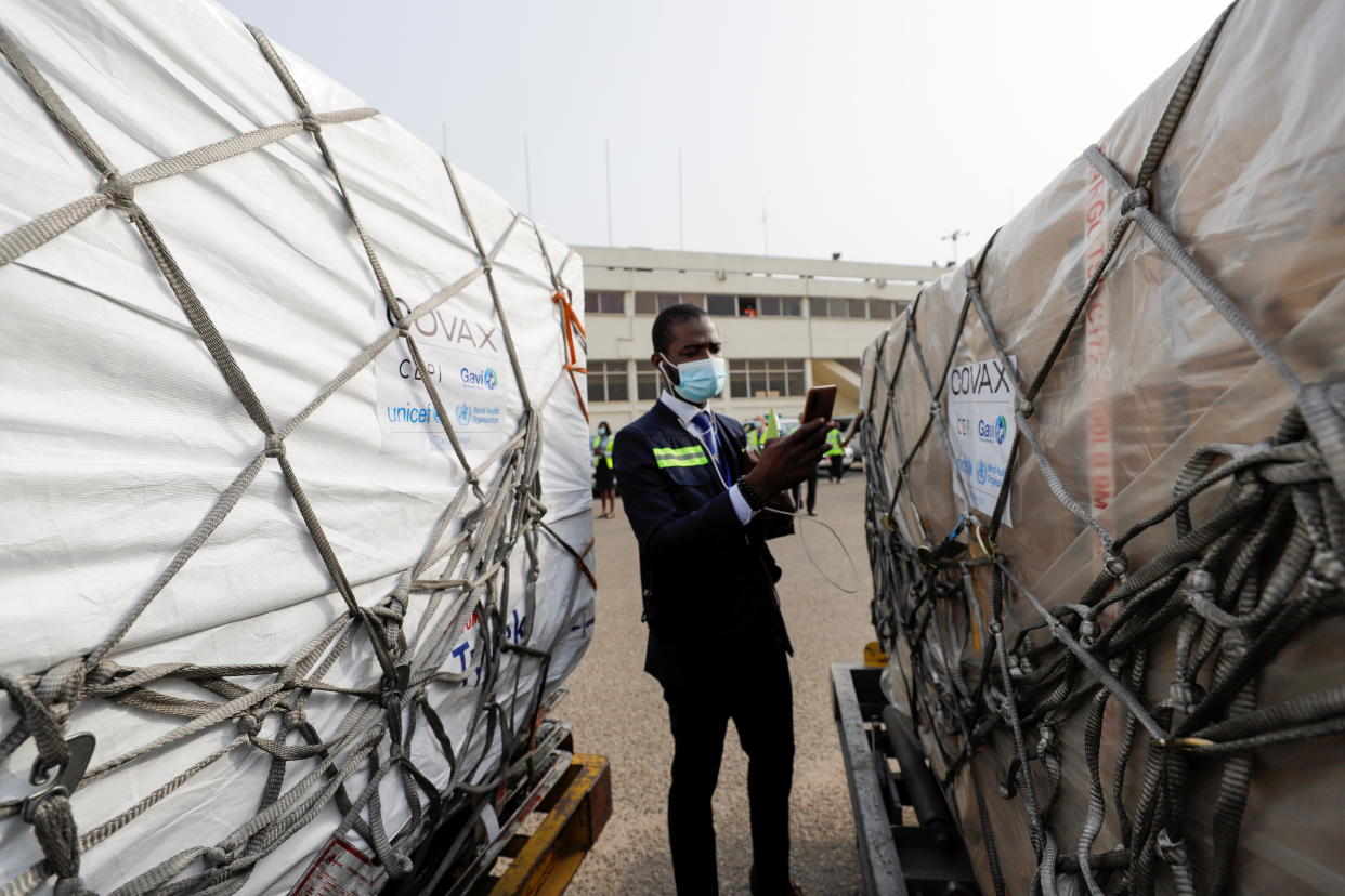 Ein Mitarbeiter kontrolliert am Flughafen von Accra die Palletten mit dem Impfstoff (Bild: Reuters/Francis Kokoroko)