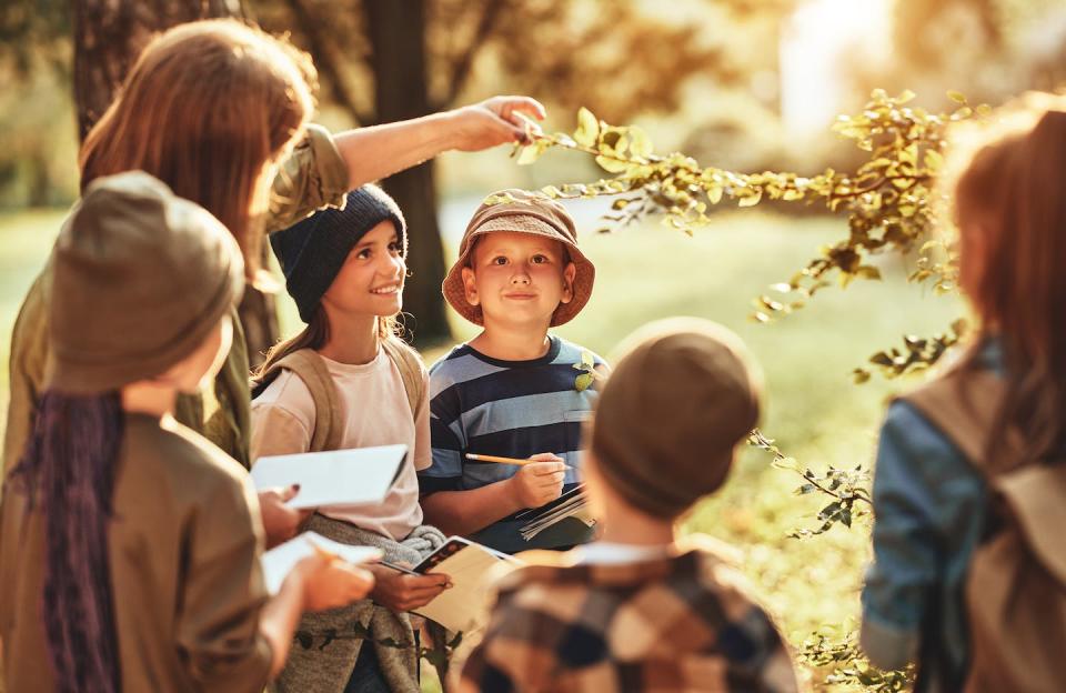 <a href="https://www.shutterstock.com/es/image-photo/group-curious-school-children-notebooks-listening-2028982490" rel="nofollow noopener" target="_blank" data-ylk="slk:Shutterstock / Evgeny Atamanenko;elm:context_link;itc:0;sec:content-canvas" class="link ">Shutterstock / Evgeny Atamanenko</a>