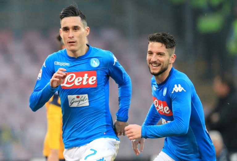 José Callejón (E) comemora gol na vitória da Napoli sobre o Hellas Verona, dia 6 de janeiro de 2018, em Nápoles (Foto: AFP)