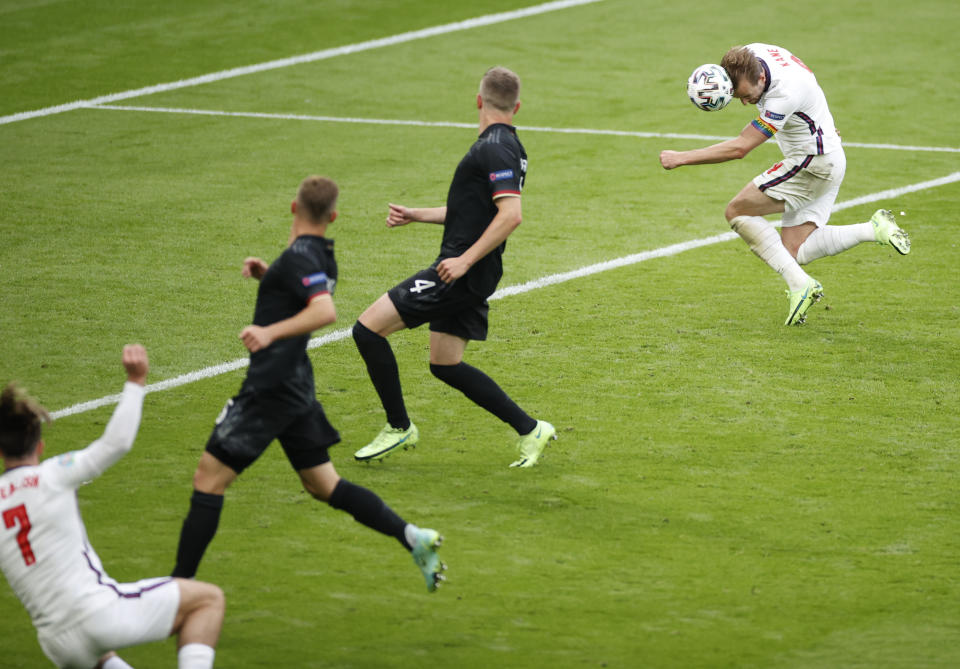 Harry Kane (derecha) anota el segundo gol de Inglaterra en la victoria 2-0 ante Alemania en el partido de octavos de final de la Euro 2018, el martes 29 de junio de 2021, en Londres. (John Sibley/Pool vía AP)