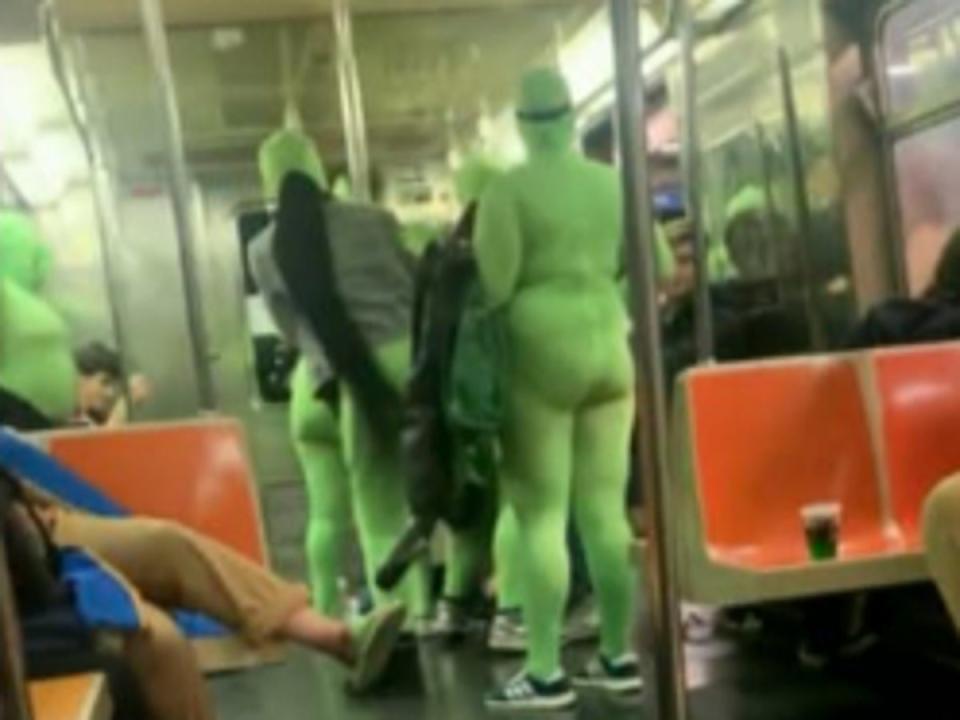 Six women in green jumpsuits robbed and beat two women on the NYC Subway (Screenshot / Reddit /)