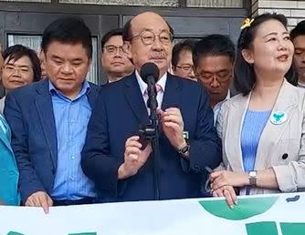 圖片：立法院會今天表決行政院針對國會職權修法提請立法院覆議案，在計票作業結束後，民進黨立法院黨團成員全數走出議場外舉行記者會，黨團總召柯建銘（前排中）說明立場，右為黨團幹事長吳思瑤、左為黨團書記長莊瑞雄（取自民進黨立法院黨團臉書直播影片）