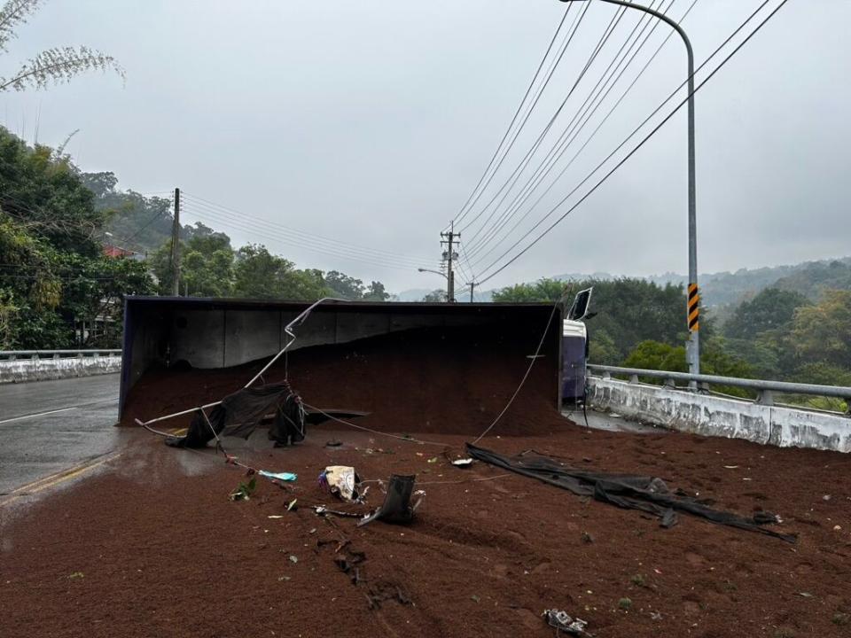 台中市北屯區東山路一輛砂石車經過轉彎路段時失控翻覆，壓到一輛休旅車，造成車上母子命危。翻攝畫面