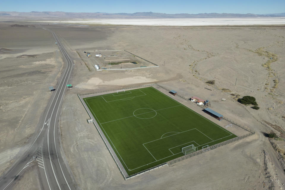 Un campo de fútbol yace en el desierto el jueves 20 de abril de 2023, cerca de Peine, Chile. (AP Foto/Rodrigo Abd)