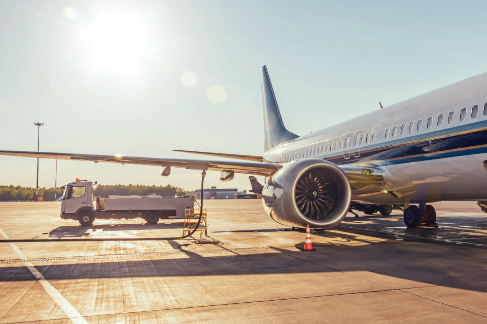 Alternativer Treibstoffarten, auch Sustainable Aviation Fuel (SAF) genannt, könnten die CO2-Emissionen von Flügen reduzieren. Ab 2025 soll der Nutzungsanteil sukzessive erhöht werden. (Symbolbild: Getty Images)