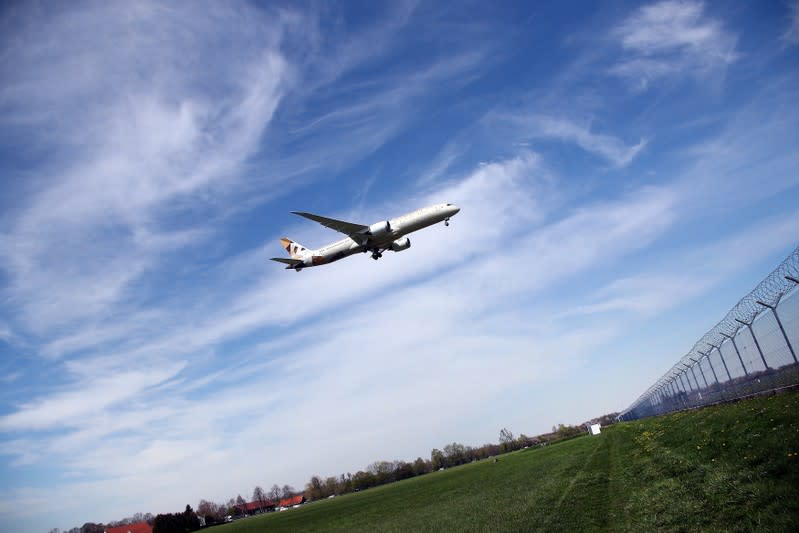 FILE PHOTO: A Boeing 787-9 Dreamliner of Etihad Airways lands at Munich international airport, Germany