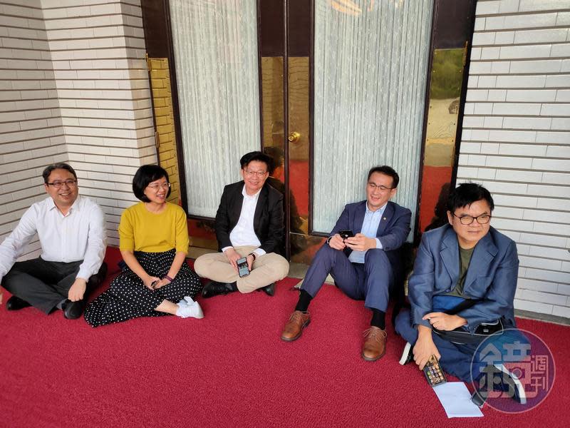 民進黨立委黃世杰（左起）、蘇巧慧、郭國文、鄭運鵬、莊瑞雄已在立院議場前排班。