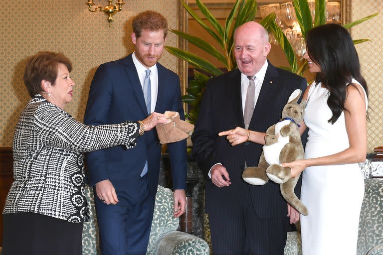 Prince Harry and Meghan Markle receive baby gifts from Australia’s Governor General Peter Cosgrove and wife, Lynne Cosgrove, at Admiralty House in Sydney on October 16, 2018. Image via POOL/SAMIR HUSSEIN/GETTY IMAGES.