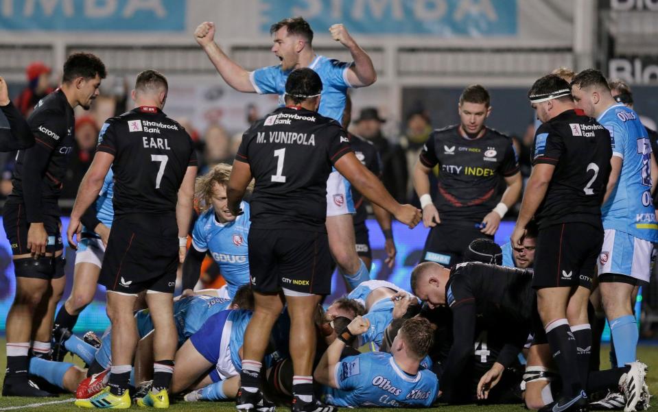 Mark Atkinson of Gloucester celebrates a try from Lewis Ludlow of Gloucester during the Gallagher Premiership Rugby match between Saracens and Gloucester Rugby at StoneX Stadium on January 8, 2022 in Barnet, England. - GETTY IMAGES