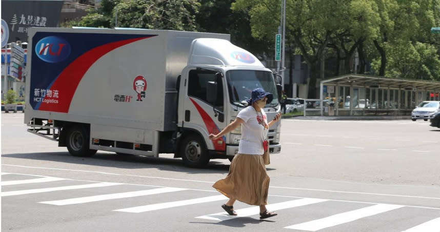 北市警局執行行人路權大執法，單單5月5項取締項目就高達近4萬件。（圖／趙世勳攝）