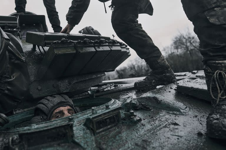 Un soldado ucraniano se asoma de un tanque ruso capturado en la línea del frente el 22 de noviembre de 2022 en la región de Donetsk, Ucrania