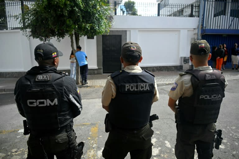 Varios policías montan guardia frente a la Embajada de México en Ecuador, el 8 de abril de 2024 en Quito (Rodrigo Buendía)