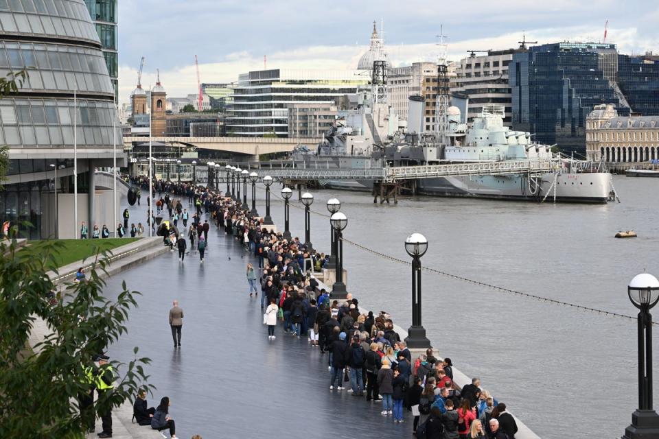 Queuing for the lying in state of Queen Elizabeth II (Jeremy Selwyn)