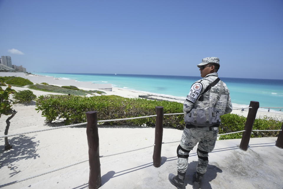 Un militar mexicano hace guardia en una playa ante la llegada prevista del huracán Beryl, en Cancún, México, el miércoles 3 de julio de 2024. (AP Foto/Fernando Llano)