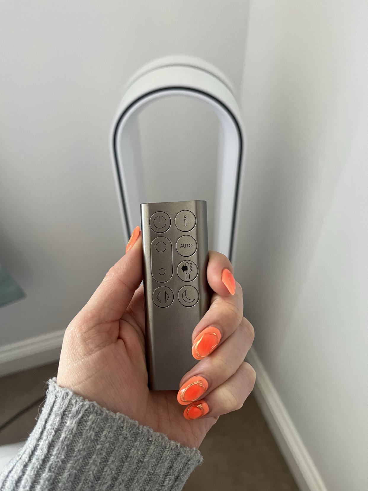 The easy to use remote makes changing settings or getting updates on the air quality simple. (Yahoo Life UK)