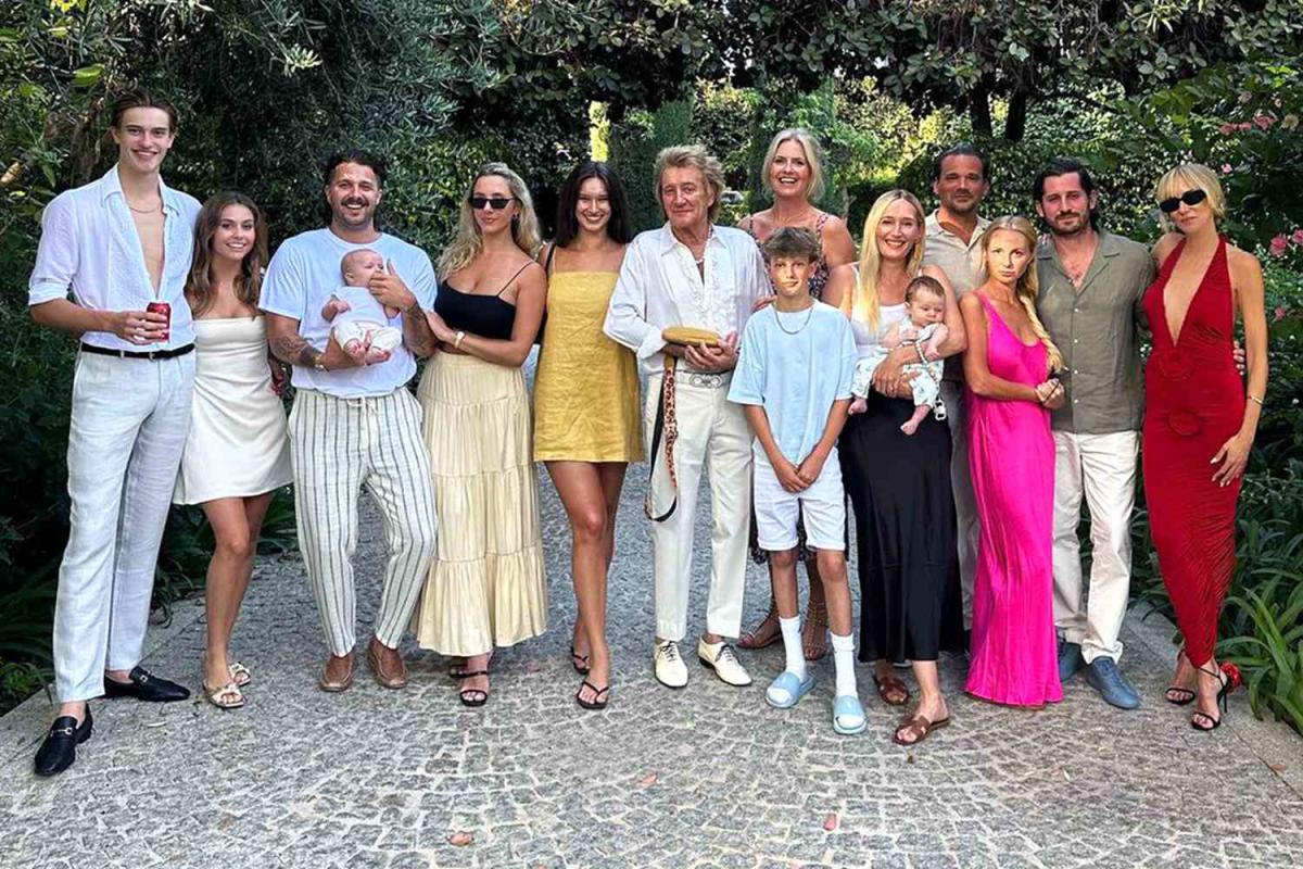 Rod Stewart rodeado de hijos y nietos en una tierna foto familiar de España: «La Familia»