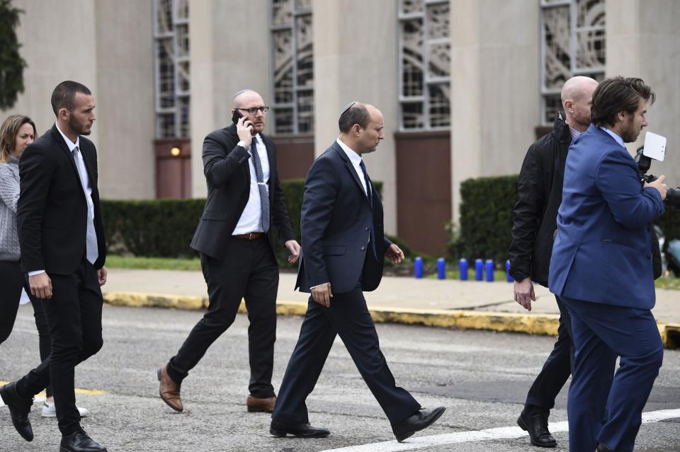  Bennett(C) arrives on October 28, 2018 outside of the Tree of Life synagogue after a shooting there left 11 people dead in the Squirrel Hill neighborhood of Pittsburgh on October 27, 2018 - AFP