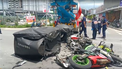 車禍現場，重機碎片四散一地。（圖／記者 陳啟明拍攝）