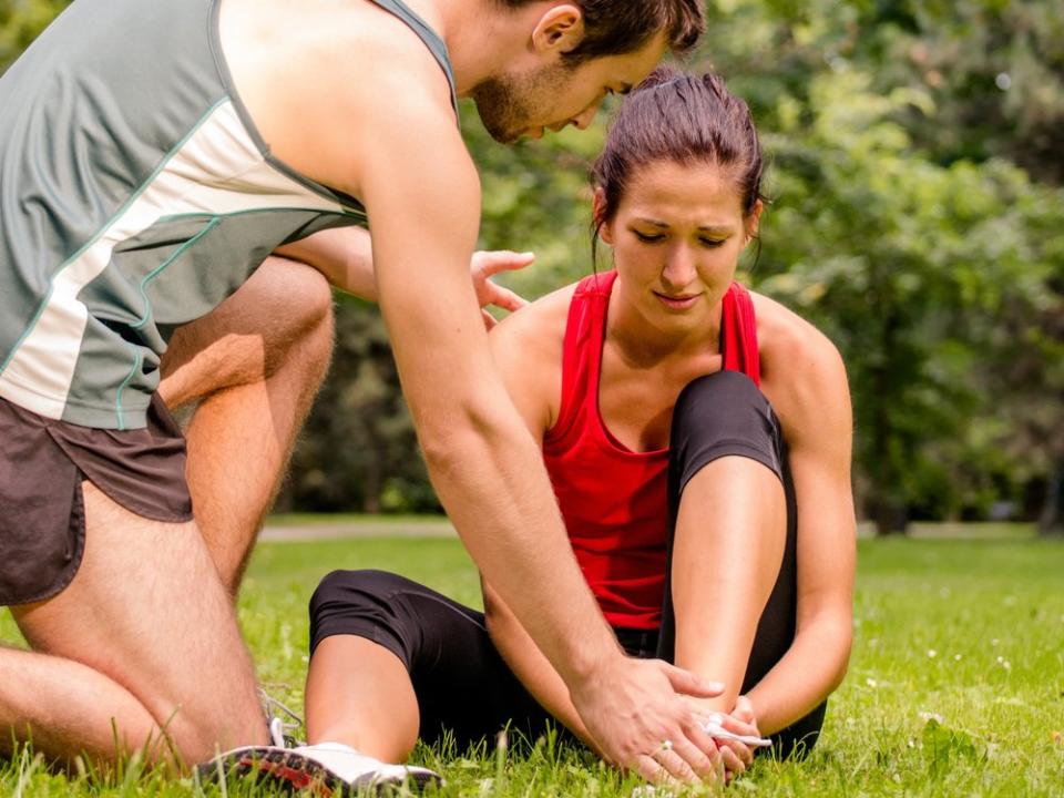 Muskelprellungen und Verstauchungen zählen zu den häufigsten Sportverletzungen. (Bild: Martin Novak/Shutterstock.com)