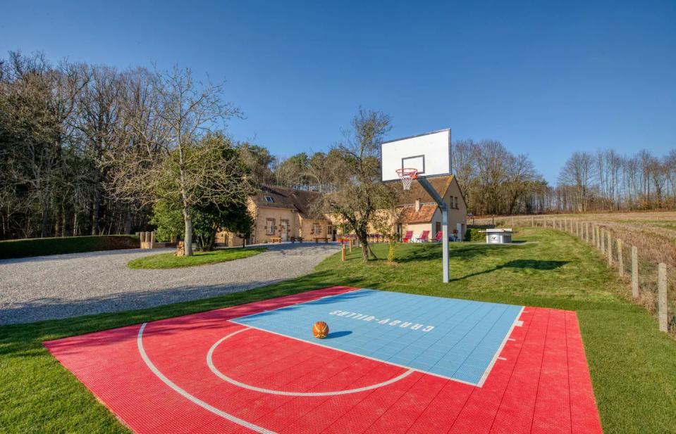 8) The Pays de la Loire villa with a basketball court