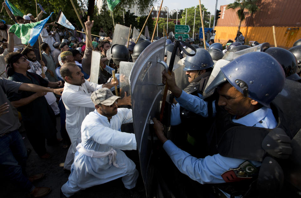 <p>Pakistani police officers stop angry protesters trying to march to the Myanmar Embassy during a protest to condemn ongoing violence against the Rohingya Muslim minority in Myanmar, in Islamabad, Pakistan, Friday, Sept. 8, 2017. (Photo: B.K. Bangash/AP) </p>
