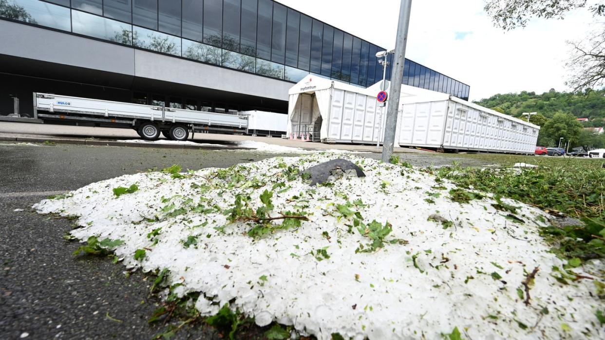 Am Tag nach einem Unwetter liegen noch Hagelkörner vor dem Impfzentrum in Tübingen.