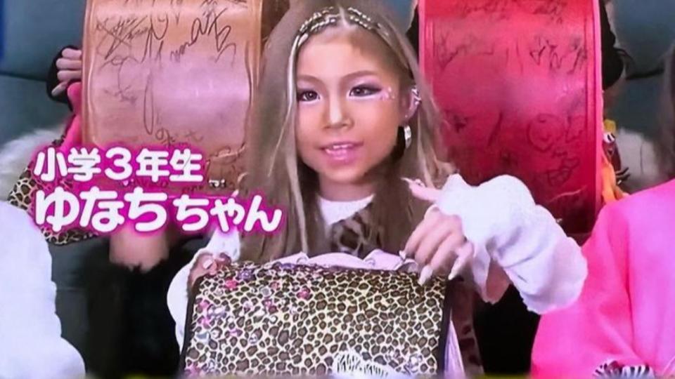 小學生辣妹「Yunachi」在節目上展示自己的豹紋書包。（圖／翻攝自Yunachi IG）
