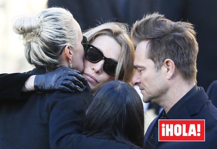 Laeticia Hallyday con Laura Smet y David Hallyday, hijos de Johnny Hallyday