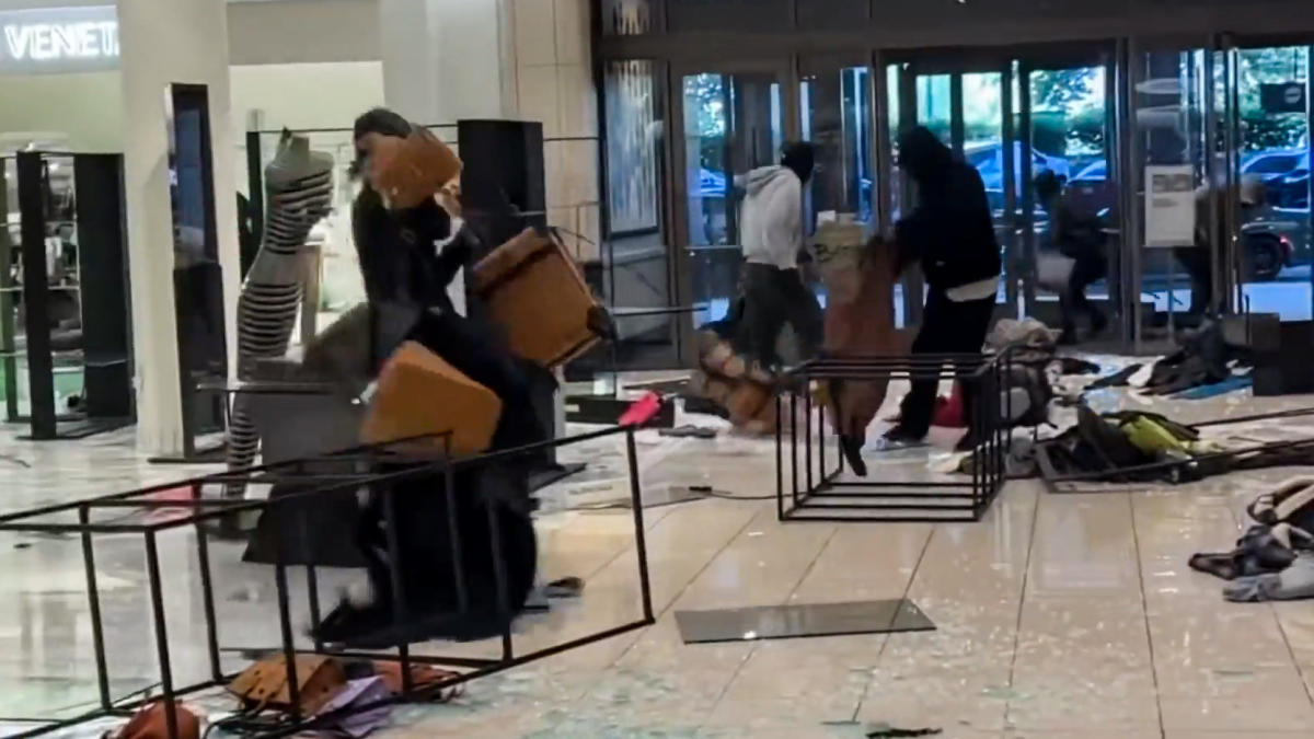 Brawl At Ontario Mall Has Shoppers Running For Cover - CBS Los Angeles