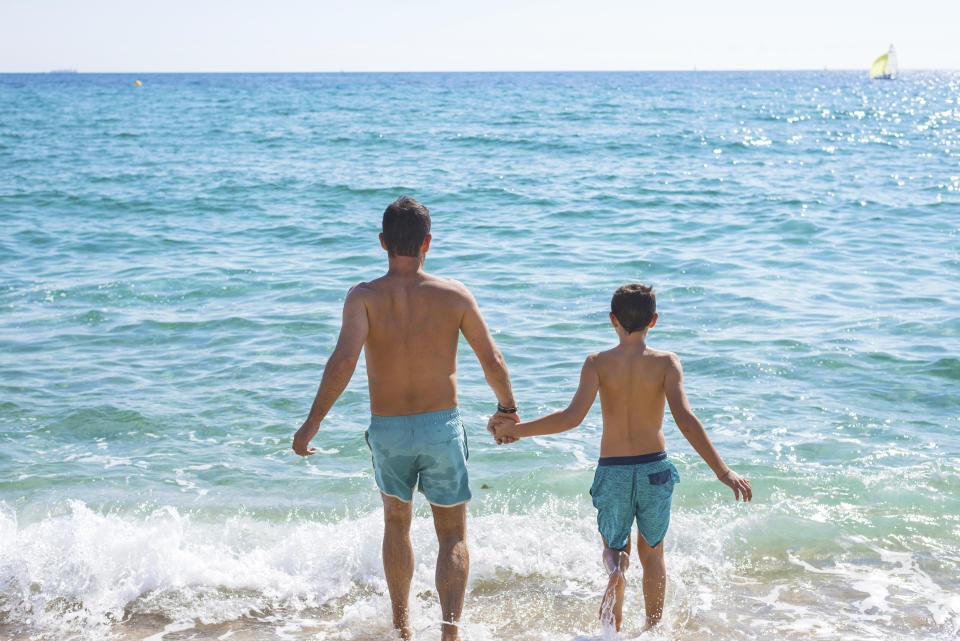 Sein Vater wurde im Wasser ohnmächtig - aber der Junge reagiert schnell und rettet seinem Vater damit das Leben. (Foto: Getty Images)