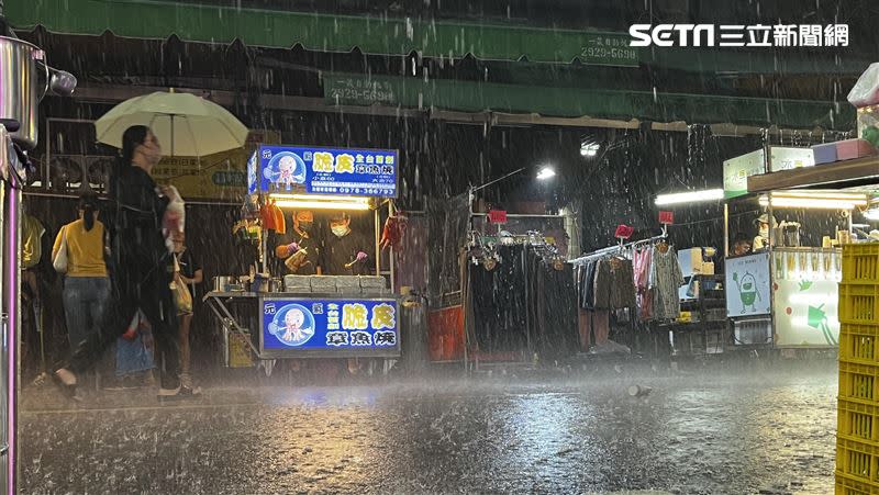 入夜雨區擴大，出門記得帶傘。（示意圖／記者藍詩孟攝影）