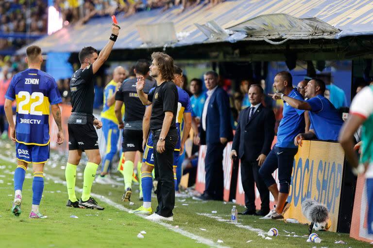 Agitado el clásico, como suele serlo: muy enojados quedaron en el banco de San Lorenzo tras un empujón de 