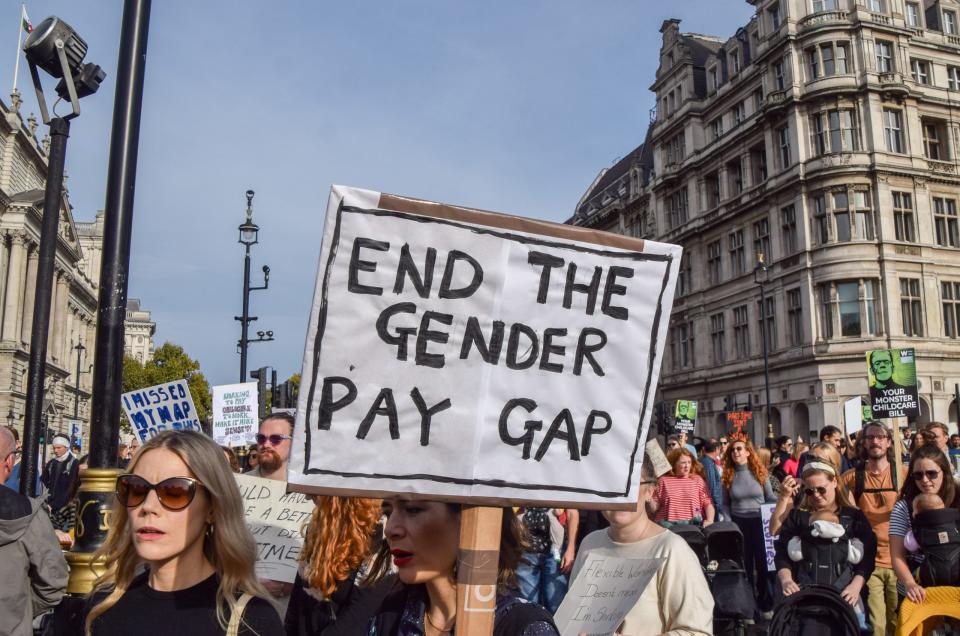 Frauen verdienen in Deutschland bei vergleichbaren Tätigkeiten immer noch deutlich weniger als Männer. Demonstration gegen die ungleiche Bezahlung von Frauen und Männern in Großbritannien.  - Copyright: uk Valcic/ZUMA Press Wire