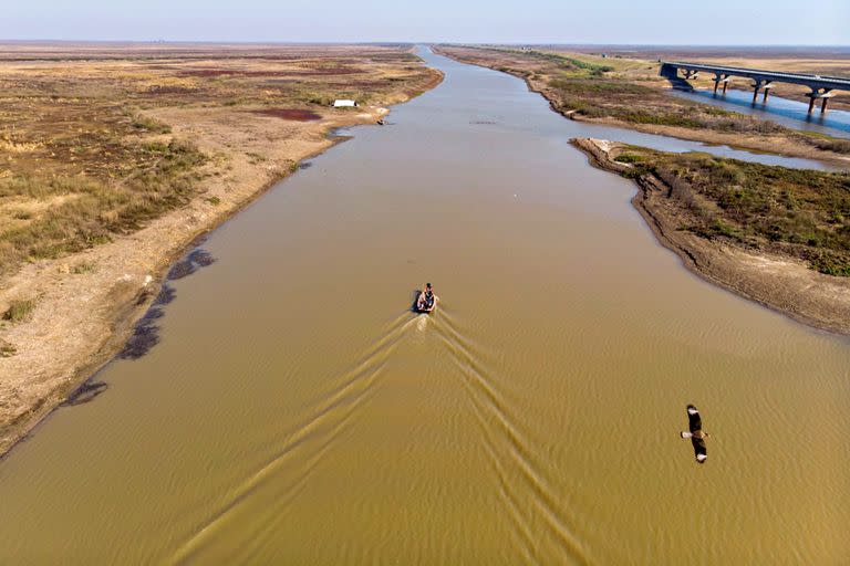 Zona de humedales entre Rosario y Victoria, donde se aprecia la bajante del Río Paraná, la cual ha alcanzado niveles históricos.