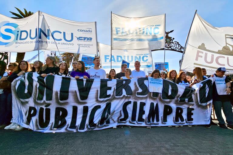 Marcha universitaria en la ciudad de Mendoza