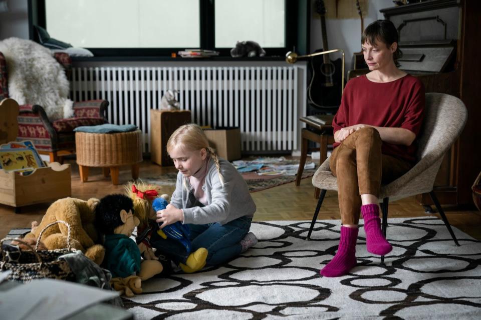 Die Kindersch&#xfc;tzerin Ina Reuth (Katharina Marie Schubert) steht im Zentrum des Missbrauchsskandals. (Bild: RTL / MOOVIE / Stephan Rabold)